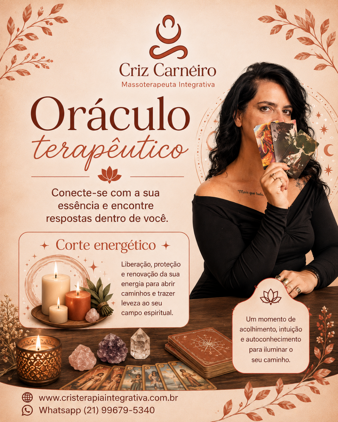 Criz Carneiro com cartas do Oráculo Terapêutico
